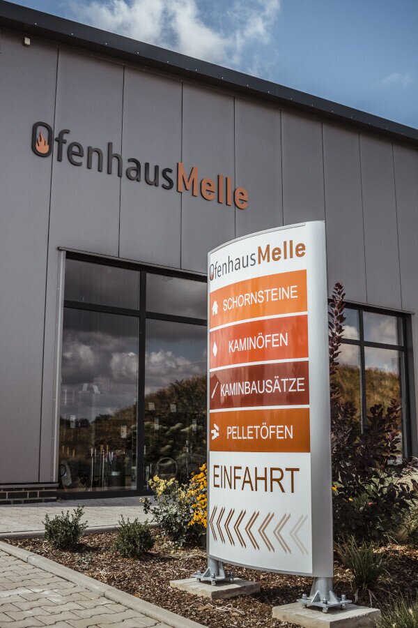 Einfahrt-Schild vor der Ofenhaus Ausstellung in Melle/Gesmold